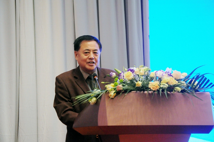 4、青岛滨海学院副校长栾述文主持仪式.JPG