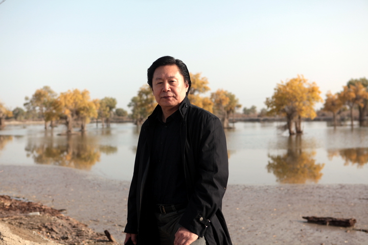 胡杨林边.JPG 胡杨林边.JPG