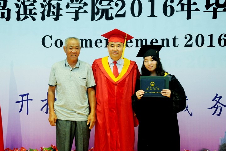 学生家长参加毕业典礼共同见证.jpg