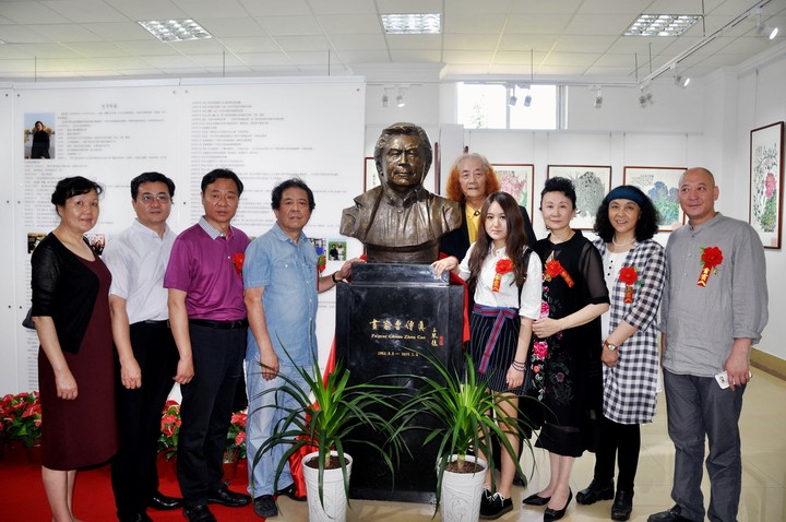 曹传真夫人与曹先生朋友与雕像合影.jpg