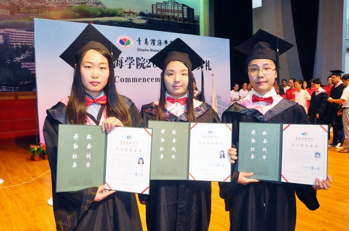 学生展示由学校自主设计的新版学位证书.jpg